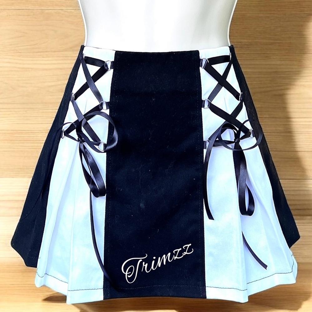 Size Small……Black & White Pleated Skirt. New #633.‎ The Grave Girls